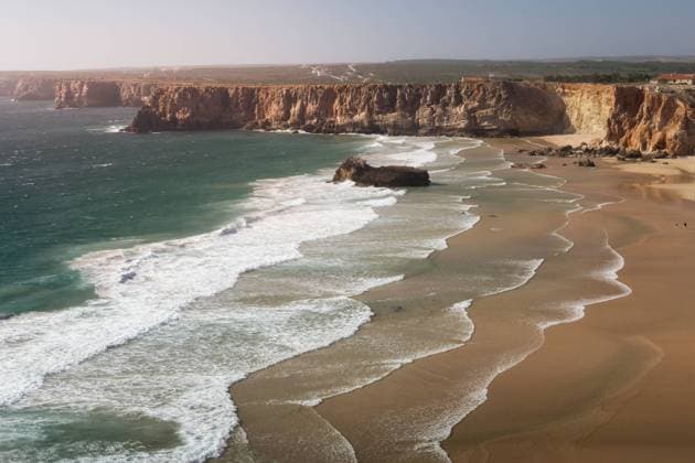 Ocean waves in Praia do Tonel in Cape Sagres, Algarve, Portugal. Sagres, Faro, Portugal CR_MEWYBU240205-1345892-01