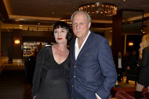 Ulrich Tukur mit Frau Katharina John Fotografin bei des Ankunft zu der Verleihung des Askania Award in Berlin 07.02.2024 *** Ulrich Tukur with wife Katharina John photographer on arrival at the Askania Award ceremony in Berlin 07 02 2024