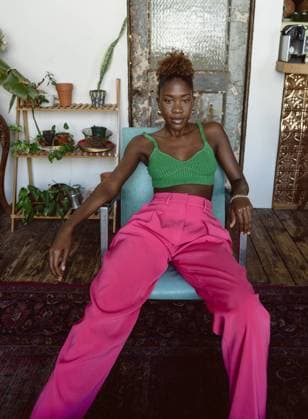 Creative Highlights Symbolbilder Young Black woman casually sits in chair in industrial interior space Kansas City, Missouri, United States CR_SXFI24021225-1350530-01 ,model released, Symbolfoto