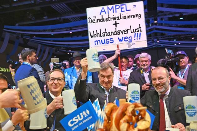 Markus SOEDER (Ministerpraesident Bayern und CSU Vorsitzender) ,Manfred WEBER (re) und Alexander DOBRINDT mit Masskrug Bier, zuprosten. Politischer Aschermittwoch der CSU am 14.02.2024 in der Dreilaenderhalle in Passau. *** Markus SOEDER State Premier of Bavaria and CSU Chairman, Manfred WEBER re and Alexander DOBRINDT with a mug of beer, toasting Political Ash Wednesday of the CSU on 14 02 2024 in the Dreilaenderhalle in Passau
