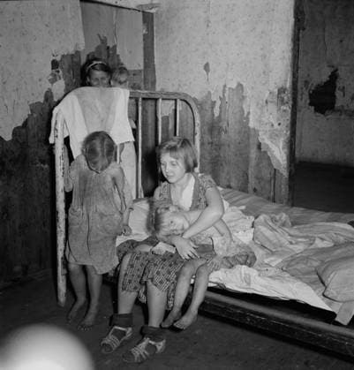 Children of coal miner in West Virginia, 1938 (b w photo) 4072591 Children of coal miner in West Virginia, 1938 (b w photo) by Wolcott, Marion Post (1910-90); Private Collection; (add.info.: Monongalia County--Pursglove. ). Copyright: xBridgemanxImagesx 4072591