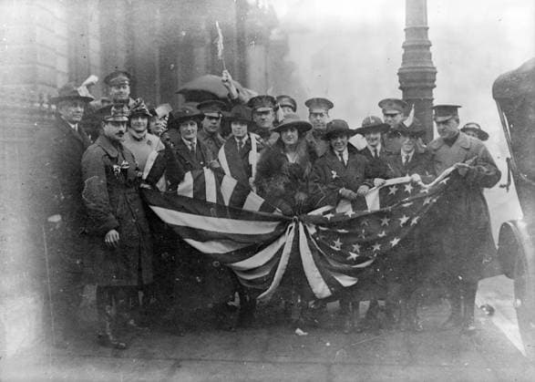 American Red Cross workers gathered in front of Red Cross headquarters building in London for the victory parade, 1918 (b w photo) 4072730 American Red Cross workers gathered in front of Red Cross headquarters building in London for the victory parade, 1918 (b w photo); Private Collection; (add.info.: Group of American Red Cross workers in front of the Red Cross headquarters building in London, forming for the big victory parade on the afternoon of Monday, Nov. 11th, when hostilities were suspended on the front ). Copyright: xBridgemanxImagesx 4072730
