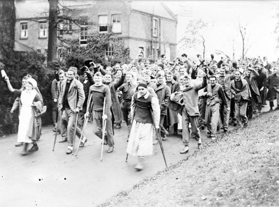 Armistice parade at the American Hospital in Dartford, 1918 (b w photo) 4072733 Armistice parade at the American Hospital in Dartford, 1918 (b w photo); Private Collection; (add.info.: The Victory Parade at the American Base Hospital, Dartford, near London, on Nov. 11. when the signing of the armistice was annouced. The men on crutches were linvited to parade in automobiles, but most of them preferred to walk and they occupied honored place in the line of march). Copyright: xBridgemanxImagesx 4072733