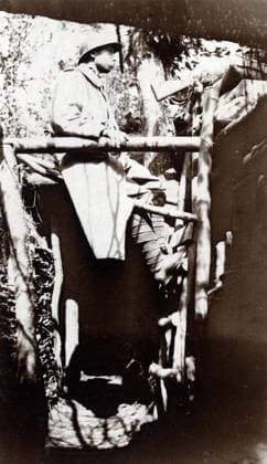 First World War (1914-1918): lookout in the trench, Hautebraye (Oise), on the 27 07 1916 XEE4133392 First World War (1914-1918): lookout in the trench, Hautebraye (Oise), on the 27 07 1916 by Unknown photographer, (20th century); Private Collection; (add.info.: First World War (1914-1918): lookout in the trench, Hautebraye (Oise), on the 27 07 1916); Stefano Bianchetti. Copyright: xStefanoxBianchettix xBridgemanxImagesx 4133392