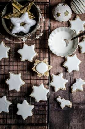 Walnut cookies with sugar coating, called Zimtsterne. Walnut cookies with sugar coating, called Zimtsterne. Copyright: xAnikoxSzabox ASZ060124-9