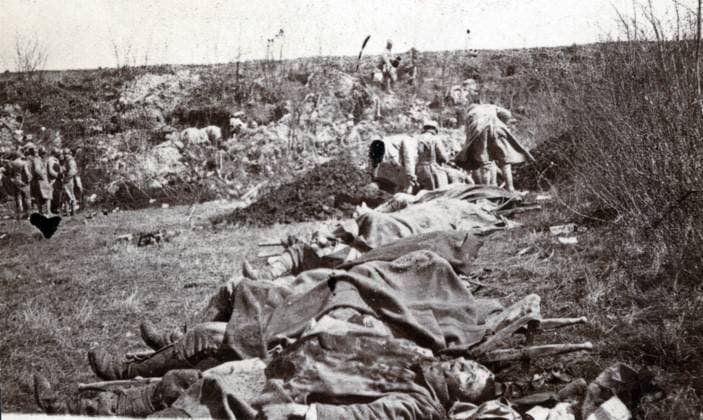 First World War (1914-1918): the corpses of the French soldiers waiting to be buried, Rocour (Aisne) on 14 04 1917 XEE4133487 First World War (1914-1918): the corpses of the French soldiers waiting to be buried, Rocour (Aisne) on 14 04 1917 by Unknown photographer, (20th century); Private Collection; (add.info.: First World War (1914-1918): the corpses of the French soldiers waiting to be buried, Rocour (Aisne) on 14 04 1917); Stefano Bianchetti. Copyright: xStefanoxBianchettix xBridgemanxImagesx 4133487