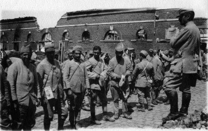 First World War (1914-1918): review of the masks (gas mask) of soldiers in Seraucourt-le-Grand (Aisne) on 25 05 1917 XEE4133562 First World War (1914-1918): review of the masks (gas mask) of soldiers in Seraucourt-le-Grand (Aisne) on 25 05 1917 by Unknown photographer, (20th century); Private Collection; (add.info.: First World War (1914-1918): review of the masks (gas mask) of soldiers in Seraucourt-le-Grand (Aisne) on 25 05 1917); Stefano Bianchetti. Copyright: xStefanoxBianchettix xBridgemanxImagesx 4133562