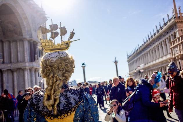 Italien, Venetien, Venedig 14.02.2024, Italien, ITA, Venetien, Venedig, im Bild Venedig, Stadtansichten, Touristen, Reisefeature, Karneval, Masken, maskiert, venezianisch, Reise, Venedig, Venezia, Venetien, Stadtansicht, Campanile, Canale Grande, Markusplatz, Markuskirche, Touristen, Gondel, Gondolere, Faehre, Motorboot, Wassertaxi, Vaporetto, Adria, Lagune, Pfahlbauten, Bruecke, Rialtobruecke, La Gondola, Dogenpalast, Italien, Hochwasser, Creativ, Kreativ Venetien *** Italy, Veneto, Venice 14 02 2024, Italy, ITA, Veneto, Venice, in picture Venice, city views, tourists, travel feature, carnival, masks, masked, Venetian, travel, Venice, Venezia, Veneto, city view, Campanile, Grand Canal, St. Marks Square, St. Marks Church, tourists, gondola, Venedig, Stadtansichten, Karneval, 14.02.2024-5