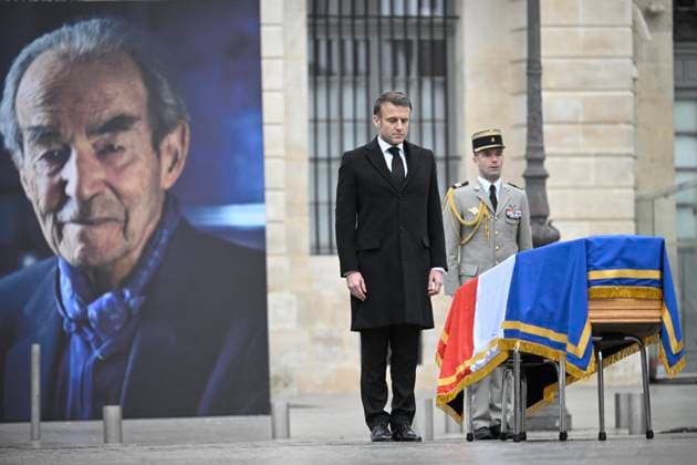 Bilder des Jahres 2024, News 02 Februar News Themen der Woche KW07 News Bilder des Tages National Tribute To Robert Badinter - Paris President Emmanuel Macron stands in the front of the coffin national tribute to former Justice Minister Robert Badinter at Place Vendome in front of Ministry of Justice in Paris, France on February 14, 2024. Robert Badinter has died aged 95. Photo by Eliot Blondet ABACAPRESS.COM Paris France  Copyright: xBlondetxEliot ABACAx
