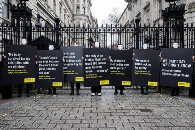 Bilder des Jahres 2024, News 02 Februar News Themen der Woche KW07 News Bilder des Tages . 14 02 2024. London, United Kingdom. Amnesty International Silent Vigil. Amnesty International UK stage a silent vigil in solidarity with civilians in Rafah outside Downing Street.  xMartynxWheatleyx xi-Imagesx IIM-24995-0007
