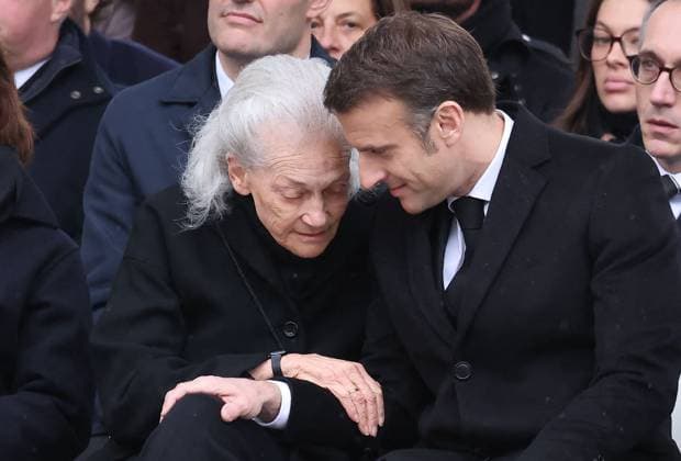 News Themen der Woche KW07 News Bilder des Tages Hommage national Ã Robert Badinter devant le ministere de la Justice sur la place VendÃ me Ã Paris Elisabeth Badinter, le prÃ sident de la RÃ publique Emmanuel Macron - Hommage national Ã Robert Badinter devant le ministere de la Justice sur la place VendÃ me Ã Paris le 14 fÃ vrier 2024. L ancien garde des Sceaux, artisan de l abolition de la peine de mort, est dÃ cÃ dÃ vendredi dernier Ã l Ã¢ge de 95 ans. Dominique Jacovides Bestimage National tribute to Robert Badinter in front of the Ministry of Justice in Paris on Place VendÃ me in Paris on February 14, 2024. The former Minister of Justice, architect of the abolition of the death penalty, died last Friday at the age 95 years old. Paris France  Copyright: xDOMINIQUExJACOVIDESx xBESTIMAGExDOMINIQUExJACOVIDESx xBESTIMAGEx