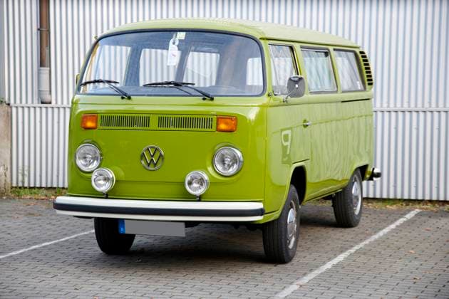 Oldtimer VW Bulli T2 Ein sehr gepflegter Grashuepfer gruener VW Bulli T2 steht auf einem eingezeichneten Parkplatz vor einer weissen Wellblechwand. Essen *** Oldtimer VW Bulli T2 a Very Maintained Grasshopper gruener VW Bulli T2 is at a marked Car park before a white Corrugated iron wall Food