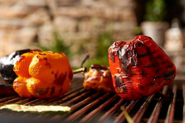 Gegrillte Paprikas Rote und gelbe Paprikas auf dem Grill. Essen *** Grilled Peppers red and Yellow Peppers at the Grill Food