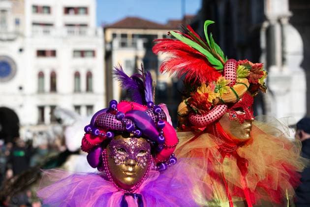 (240214) -- VENICE, Feb. 14, 2024 -- People wearing masks pose on the last day of the Venice Carnival in Venice, Italy, Feb. 13, 2024. ) ITALY-VENICE-CARNIVAL LixJing 
