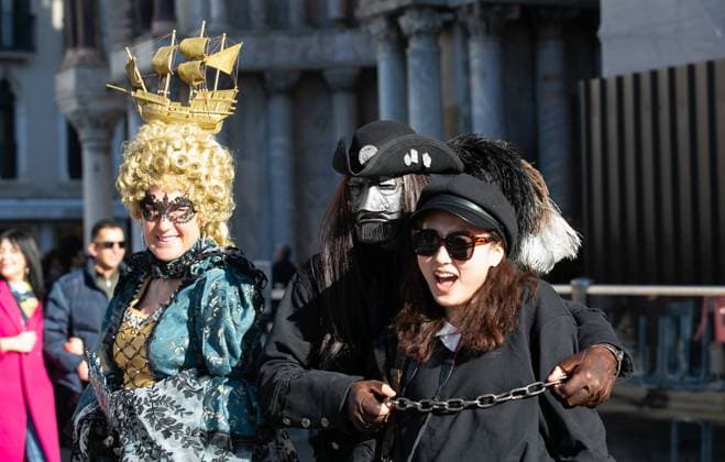 (240214) -- VENICE, Feb. 14, 2024 -- People pose on the last day of the Venice Carnival in Venice, Italy, Feb. 13, 2024. ) ITALY-VENICE-CARNIVAL LixJing 