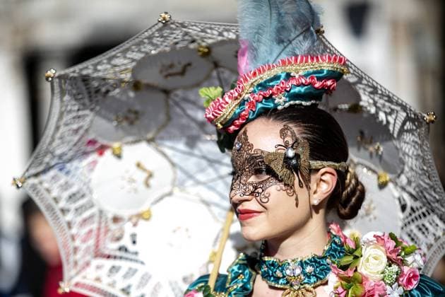 (240214) -- VENICE, Feb. 14, 2024 -- A woman wearing a mask poses on the last day of the Venice Carnival in Venice, Italy, Feb. 13, 2024. ) ITALY-VENICE-CARNIVAL LixJing 