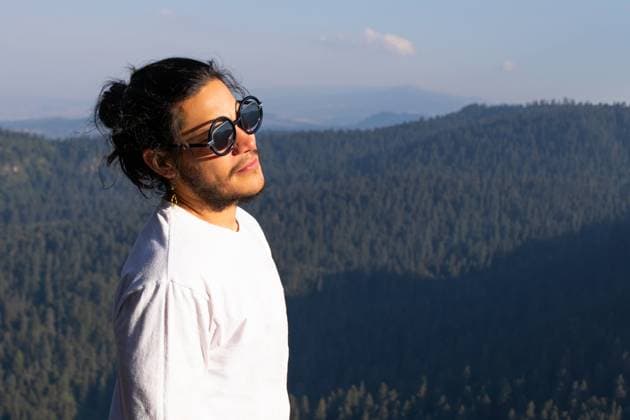 Side view of positive bearded guy in casual clothes and sunglasses looking away while enjoying nature during trip in Los Dinamos Model Released EduardoGavira_ID18918_563293_008 Copyright: xEduardoxGavirax