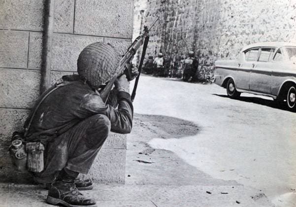 An Israeli soldier takes cover during Street to street fighting in Jerusalem during the Six Day War, Copyright: xUnitedxArchivesx xWorldxHistoryxArchivex WHA_119_0520 EDITORIAL USE ONLY