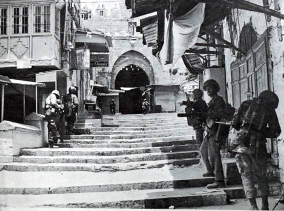 Israeli soldiers advance through East Jerusalem, during the 1967 Six Day War, Copyright: xUnitedxArchivesx xWorldxHistoryxArchivex WHA_119_0554 EDITORIAL USE ONLY