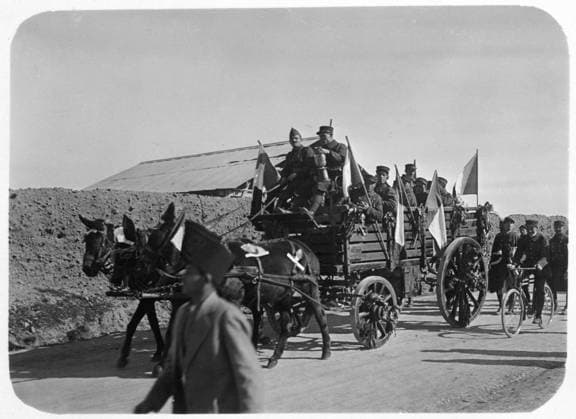 Soldiers of the French Foreign Legion travelling by wagon, Syria, 20th century. The French Foreign Legion was established in 1831 as an elite unit of foreign volunteers. The Legion s primary function in the 19th and early 20th century was the expansion and protection of France s overseas territories. Syria was governed by France between the two World Wars under the terms of a League of Nations mandate. The artist is unknown., Copyright: xUnitedxArchivesx xWorldxHistoryxArchivex WHA_162_0510004846 !ACHTUNG AUFNAHMEDATUM GESCHÄTZT!