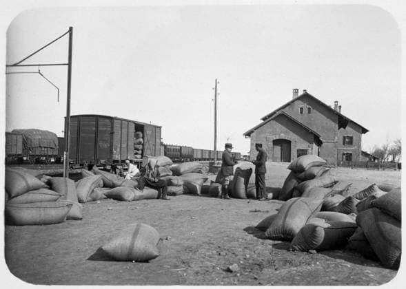 Soldiers of the French Foreign Legion at a railway yard, Syria, 20th century. The French Foreign Legion was established in 1831 as an elite unit of foreign volunteers. The Legion s primary function in the 19th and early 20th century was the expansion and protection of France s overseas territories. Syria was governed by France between the two World Wars under the terms of a League of Nations mandate. The artist is unknown., Copyright: xUnitedxArchivesx xWorldxHistoryxArchivex WHA_162_0510004851 !ACHTUNG AUFNAHMEDATUM GESCHÄTZT!
