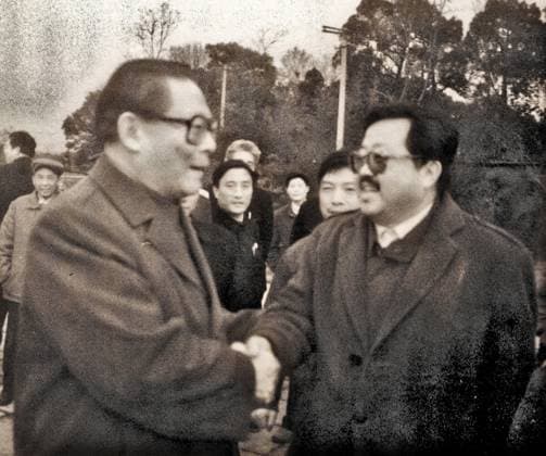Jiang Zemin, general secretary of the Party Central Committee, had a cordial conversation with his son Ren Yuanyuan when he visited Ren Bishi s former residence. Ren Bishi was a military and political leader in the early Chinese Communist Party. In the early 1930s,, Copyright: xUnitedxArchivesx xWorldxHistoryxArchivex WHA_164_0163 !ACHTUNG AUFNAHMEDATUM GESCHÄTZT!