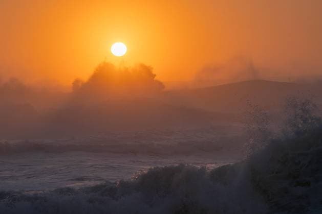 Stürmischer Atlantik bei Sonnenuntergang, Nazaré, Portugal, Europa *** Stormy mixer Atlantic Ocean at Sunset, Nazaré, Portugal, Europe Copyright: imageBROKER ReinholdxSchrank ibxyuc10198108.jpg