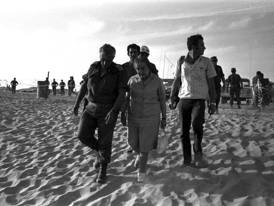 Visiting Israeli positions in the Sinai during the 1973 Arab-Israel War: Israeli Prime Minister Golda Meir with Ariel Sharon (1928 - 2014), Then a senior Israeli General. Sharon was later Prime Minister of Israel., Copyright: xUnitedxArchivesx xWorldxHistoryxArchivex WHA_171_0418 EDITORIAL USE ONLY !ACHTUNG AUFNAHMEDATUM GESCHÄTZT!