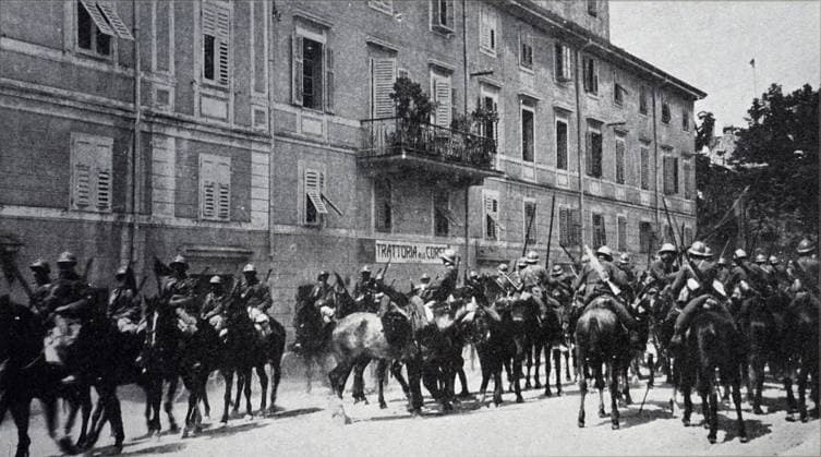 Italian troops under the Count of Turin enter Gorizia. The Italian Army occupied Gorizia during the Sixth Battle of the Isonzo in August 1916, with the front line moving to the eastern outskirts of the town., Copyright: xUnitedxArchivesx xWorldxHistoryxArchivex WHA_179_0334 EDITORIAL USE ONLY !ACHTUNG AUFNAHMEDATUM GESCHÄTZT!