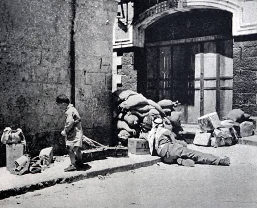 Israel War of Independence: May 1948 Arab fighter on the streets of Jerusalem as a boy searches in the rubble., Copyright: xUnitedxArchivesx xWorldxHistoryxArchivex WHA_179_0803 EDITORIAL USE ONLY !ACHTUNG AUFNAHMEDATUM GESCHÄTZT!