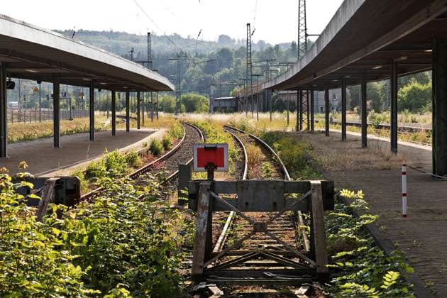 Prellbock am Stumpfgleis als Gleisabschluss am Bahnhof in Altenbeken, Deutschland, Nordrhein-Westfalen, Altenbeken Buffer stop at the dead end of the track at Altenbeken station, Germany, North Rhine-Westphalia, Altenbeken BLWS703889 *** Bumper on Stump track as Track completion on Train station in Altenbeken, Germany, North Rhine Westphalia, Altenbeken Buffer Stop AT The Dead End of The Track AT Altenbeken station, Germany, North Rhine Westphalia, Altenbeken BLWS703889 Copyright: xblickwinkel S.xZiesex