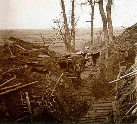 War of 14-18 (1914-1918) - Plate of photographic stereoscopic glass LSU (L.S.U. La Stereoscopie Universelle) published in 1914: observer in a trench in Les Eparges, opposite the valley of the Woevre (Meuse), near Verdun - The editors during the First World War, published in newspapers calls for hairy people to be they transmit their photos. These produced in large quantities were sold by the publishing companies. LSU is one of the most important (if not the most) for the sale of these series of positive glass clicks - PCT4286486 War of 14-18 (1914-1918) - Plate of photographic stereoscopic glass LSU (L.S.U. La Stereoscopie Universelle) published in 1914: observer in a trench in Les Eparges, opposite the valley of the Woevre (Meuse), near Ve Copyright: x xPatricexCartier.xAllxrightsxreservedx2023x xBridgemanxImagesx 4286486