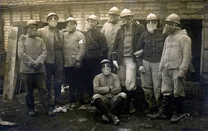 First World War 1914-1918 (14-18): group of French soldiers and allies posing for photography in front of their casematte. They all wear a gas mask - Undated anonymous photo - PCT4296973 First World War 1914-1918 (14-18): group of French soldiers and allies posing for photography in front of their casematte. They all wear a gas mask - Undated anonymous photo -; (add.info.: First World War 1914-1918 (14-18): group of French soldiers and allies posing for photography in front of their casematte. They all wear a gas mask - Undated anonymous photo -); Patrice Cartier. All rights reserved 2023. Copyright: x xPatricexCartier.xAllxrightsxreservedx2023x xBridgemanxImagesx 4296973