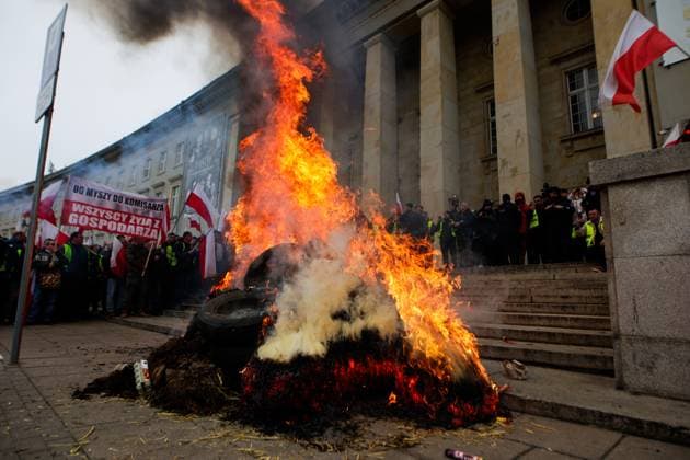 News Themen der Woche KW07 News Bilder des Tages February 15, 2024, Wroclaw, Wroclaw, Poland: Farmers organized a protest in the center of Wroclaw at the initiative of the All-Poland Agreement of Trade Unions of Farmers and Agricultural Organizations. Approximately 500 tractors appeared in the city center, occupying Widok Street - the Regional Representation of the European Commission, and parking spaces in front of the Lower Silesian Voivodeship Office. Wroclaw Poland - ZUMAz123 20240215_zip_z123_061 Copyright: xKrzysztofxZatyckix