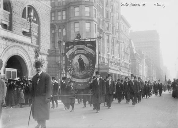 St. Patrick s Day Parade on Fifth Avenue, New York, 1909 (b w photo) 5055781 St. Patrick s Day Parade on Fifth Avenue, New York, 1909 (b w photo) by Bain, George Grantham - Bain News Service (1865-1944); Private Collection. Copyright: xBridgemanxImagesx 5055781