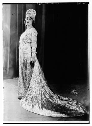 Rosa Ponselle in William Tell (b w photo) 5615598 Rosa Ponselle in William Tell (b w photo) by Bain, George Grantham - Bain News Service (1865-1944); Private Collection; (add.info.: opera singer Rosa Ponselle (1897-1981) in costume for opera William Tell.). Copyright: xBridgemanxImagesx 5615598