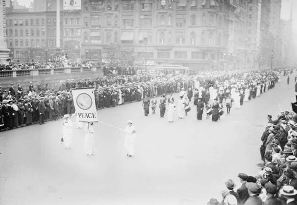 Women s Peace Parade shortly after Start of World War I, Fifth Avenue, New York City, New York, USA, Bain News Service, August 29, 1914 (b w photo) 5863174 Women s Peace Parade shortly after Start of World War I, Fifth Avenue, New York City, New York, USA, Bain News Service, August 29, 1914 (b w photo) by Bain, George Grantham - Bain News Service (1865-1944); Private Collection. Copyright: xBridgemanxImagesx 5863174