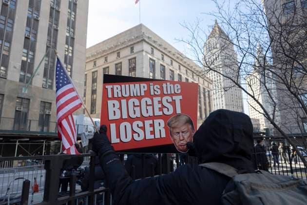 News Themen der Woche KW07 News Bilder des Tages February 15, 2024, New York, New York, USA: Protesters, police and media outside New York County Criminal Court await the arrival of former President Donald Trump for an appearance in the Stormy Daniels hush money case. A demonstrator holds an American flag and a sign with an image of former President Donlad Trump frowning that reads Ã¢â‚¬oeTrump is the biggest loser. New York USA - ZUMAr174 20240215_znp_r174_001 Copyright: xGinaxMxRandazzox