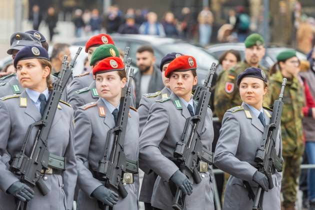 News Themen der Woche KW07 News Bilder des Tages Öffentlicher Appell der Offiziersschule des Heeres auf dem Theaterplatz: Bundeswehr ehrt und verabschiedet junge Soldatinnen und Soldaten. Appell auf dem Theaterplatz in Dresden. Rund 700 junge Soldaten und Soldatinnen werden mit militärischem Zeremoniell aus ihrer viereinhalbmonatigen Ausbildung verabschiedet. Vor der Kulisse der Semperoper wurden alle Teilnehmenden des Offizierslehrgangs Truppendienst für ihre Leistungen gewürdigt. Mit dem Lehrgang beendeten die Soldatinnen und Soldaten einen wichtigen Ausbildungsabschnitt auf dem Weg zum militärischen Führer. Teil des Appells war auch die Verleihung des Erwin-von-Witzleben-Preises sein. Der nach einem Widerstandskämpfer und Soldaten des Zweiten Weltkriegs benannte Preis wi
