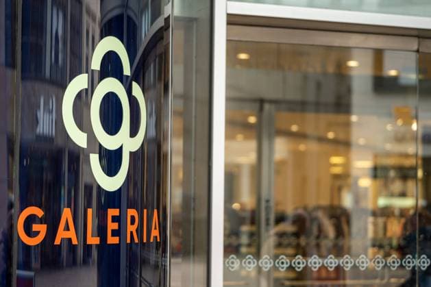 Verglaster Eingangsbereich der Galeria mit Logo 15.02.24, Wiesbaden: Symbolfoto, Illustrationsbild, Symbolbild, Illustrationsfoto Verglaster Eingangsbereich der Galeria mit Logo Dieses Bild zeigt den verglasten Eingangsbereich der Galeria. Der Eingang ist im leichten Anschnitt dargestellt, wodurch eine dynamische Perspektive entsteht. Das gut erkennbare Logo und der Schriftzug Galeria sind zentrale Elemente dieses Fotos, die die Markenidentität hervorheben. Die klare und moderne Architektur lädt ein, das Innere zu erkunden. Wiesbaden Hessen Germany