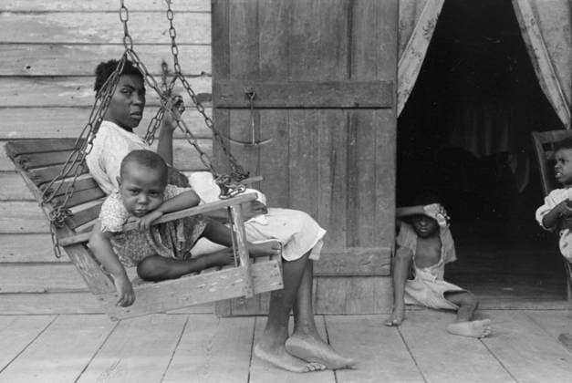 Negro mother with children on porch of home near Paulina, Louisiana, 1938 (b w photo) 7176950 Negro mother with children on porch of home near Paulina, Louisiana, 1938 (b w photo) by Lee, Russell (1903-86); Private Collection. Copyright: xBridgemanxImagesx 7176950