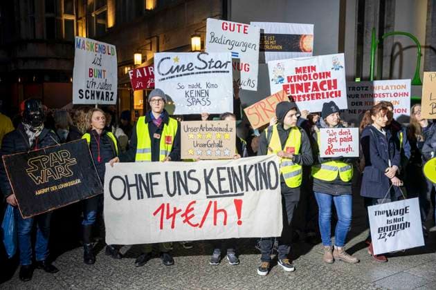 Bilder des Jahres 2024, News 02 Februar News Themen der Woche KW07 Berlin,15.02.2024,74.Berlinale,Tag der Eröffnung,Kino-Beschäftigte und Filmschaffende demonstrierten im Rahmen der Berlinale heute am Potsdamer Platz für faire Löhne und gute Arbeitsbedingungen. *** Berlin,15 02 2024,74 Berlinale,Opening Day,Cinema Workers and filmmakers demonstrated for fair wages and good working conditions at Potsdamer Platz during the Berlinale today