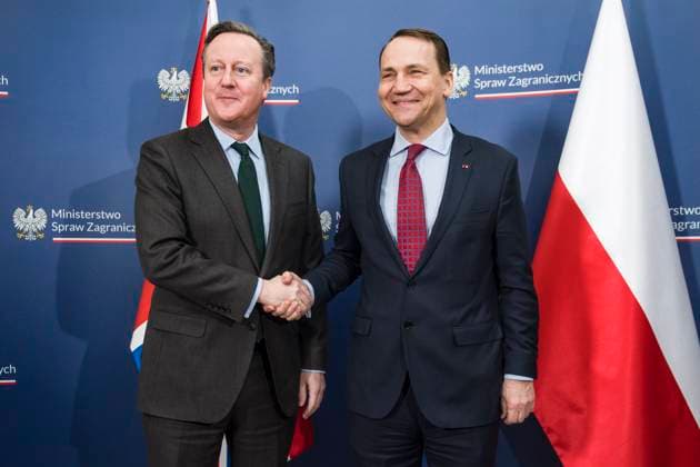 News Themen der Woche KW07 News Bilder des Tages February 15, 2024, Warsaw, Poland: Polands Minister of Foreign Affairs, Radoslaw Sikorski (R) welcomes the British Foreign Secretary David Cameron (L) for the press conference in Warsaw. The British Foreign Secretary David Cameron visited Poland and met with Radoslaw Sikorski - Polish Foreign Affairs Minister. The foreign ministers talked about strong support and how to strengthen Ukraine in the war as it fights off Russian President Vladimir Putin s aggression. Warsaw Poland - ZUMAs197 20240215_aaa_s197_015 Copyright: xAttilaxHusejnowx