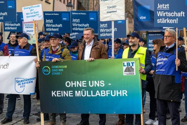 News Themen der Woche KW07 News Bilder des Tages Proteste anlässlich Besuch von Robert Habeck in Nürnberg Präsident des Bayerischen Bauernverband Günther Felßner vor de, Plakaten der teilnehmenden Verbände an der Versammlung. Kundgebung und Demonstration der Landwirte und verschiedener Berufsverbände, diesmal ohne Traktoren. Nürnberg Bayern Deutschland *** Protests on the occasion of Robert Habecks visit to Nuremberg President of the Bavarian Farmers Association Günther Felßner in front of de, posters of the participating associations at the meeting Rally and demonstration of farmers and various professional associations, this time without tractors Nuremberg Bavaria Germany 20240215-6V2A2376