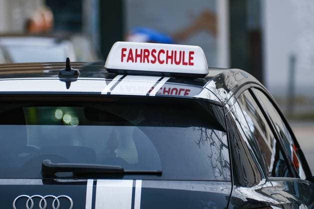 Düsseldorf 16.04.2024 Fahrschule Schriftzug Führerschein Führerscheinentzug Punkte Punkteabbau Fahrlehrer Fahrschüler Führerscheintest Führerscheinprüfung TÜV Düsseldorf Nordrhein-Westfalen Deutschland