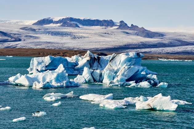 Creative Highlights World Gletscherlagune mit Gletscher im Hintergrund, Eislagune Jokulsarlon, Nationalpark Vatnajokull, Island, Europa *** Glacier lagoon with Glacier at Background, Eislagune Jokulsarlon, National Park Vatnajokull, Iceland, Europe Copyright: imageBROKER/EricxBaccega ibxecb10219483.jpg
