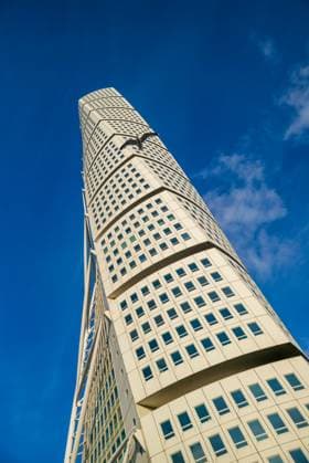 malmoe, sweden, 19 july 2023, skyscraper turning torso, designed by santiago calatrava in the district vastra hamnen *** malmoe, schweden, 19. juli 2023, wolkenkratzer mit drehendem torso, entworfen von santiago calatrava im bezirk vastra hamnen Copyright: xWolfgangxSimlingerx
