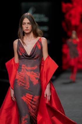 February 15, 2024, Madrid, Spain: A model walks the runway at the Claro Couture fashion show during the Mercedes Benz Fashion Week at IFEMA in Madrid. Madrid Spain - ZUMAs197 20240215_aaa_s197_300 Copyright: xGuillermoxGutierrezxCarrascalx