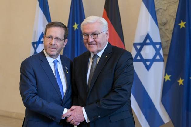 News Themen der Woche KW07 News Bilder des Tages Berlin, Deutschland 16. Februar 2024: Begrüßung S.E. des Präsidenten des Staates Israel - 16.02.2024 Im Bild: v.li.: Isaac Herzog, israelischer Staatspräsident, Frank-Walter Steinmeier, Bundespräsident vor den Flaggen von Israel, der EU und Deutschlands schütteln Hände *** Berlin, Germany February 16, 2024 Greeting S E of the President of the State of Israel 16 02 2024 In the picture from left Isaac Herzog, Israeli President, Frank Walter Steinmeier, Federal President in front of the flags of Israel, the EU and Germany shake hands Copyright: xFotostandx xReuhlx