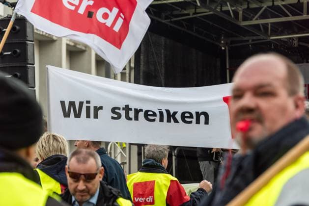News Themen der Woche KW07 News Bilder des Tages Kiel, Deutschland, 16.02.2024, Busfahrer streiken mit Verdi und FFF in der Landeshauptastdt und ziehen zur Kundgebung vor das Landeshaus *** Kiel, Germany, 16 02 2024, Bus drivers strike with Verdi and FFF in the state capital and march to the rally in front of the state house